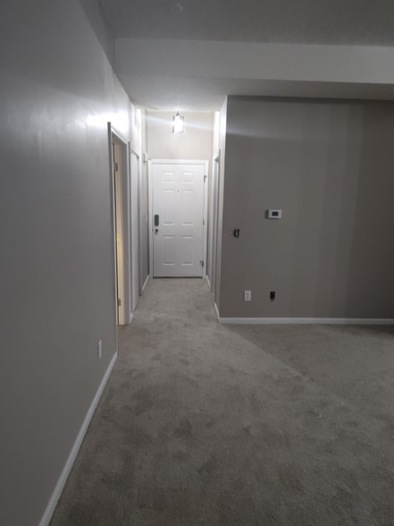 Building Photo - 96 Poquonock Ave