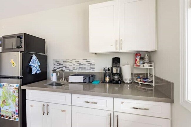 Building Photo - Fully Furnished Studio in Hawaiian Paradise Park