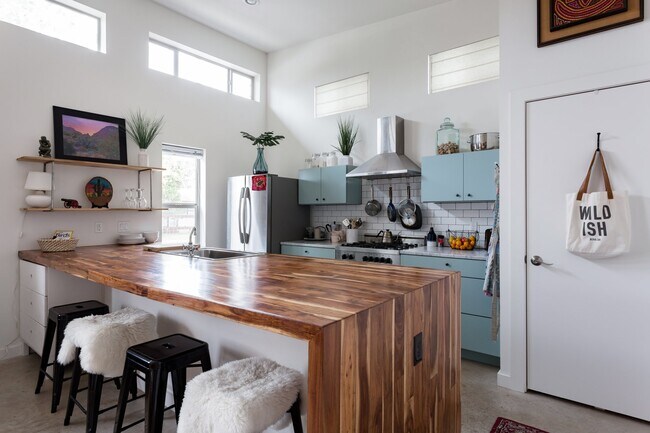 Building Photo - 55 Lynn St