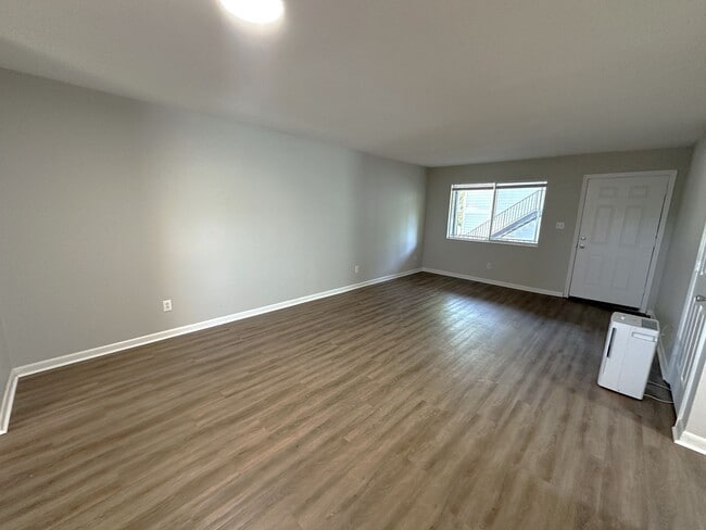 Building Photo - MODERN 2/1 TWN 2nd Story Unit w/ Washer/Dryer! Walk to Downtown! $1050/month Avail NOW!
