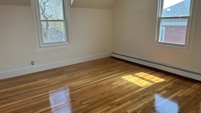 Building Photo - 48 Buckley St