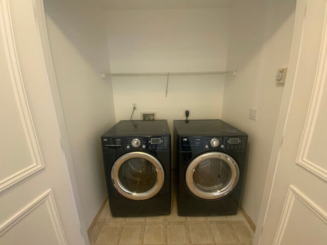 Building Photo - Newly Remodeled Puyallup Gem - Modern Comf...