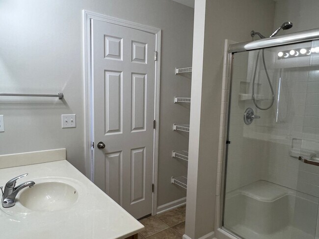 Building Photo - Beautiful 4 Bedroom, 3.5 Bath, Pet Friendl...