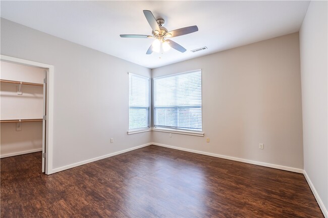 Building Photo - 40 E Maple St