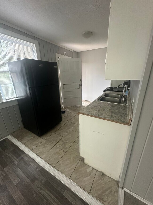 Building Photo - 1126 Brentwood Ave