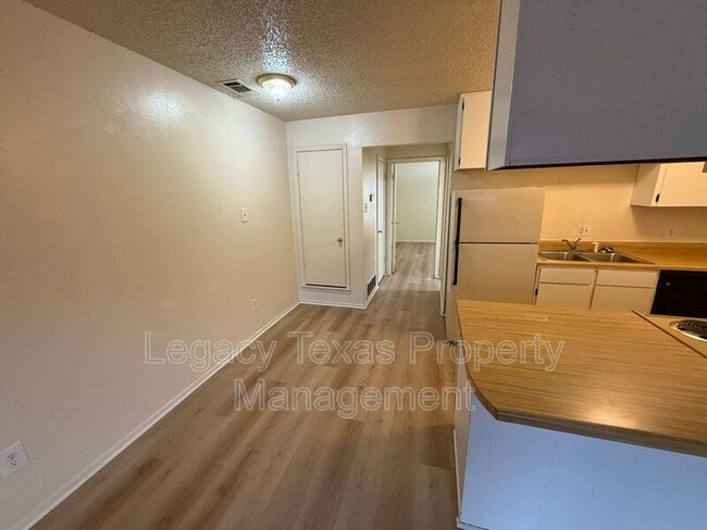 Building Photo - 1700 Short St