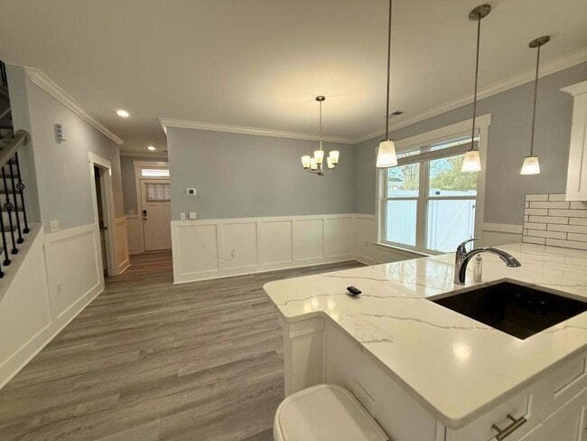 Building Photo - 6810 City View Dr