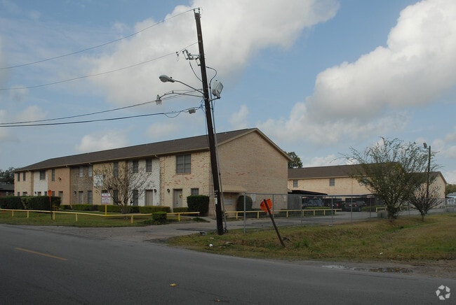 Building Photo - Laurel Square Townhomes
