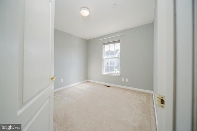 Building Photo - 714 Kirkcaldy Wy