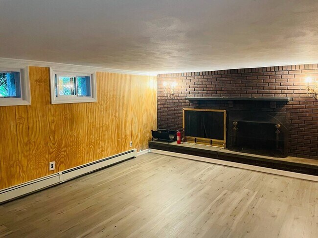 Building Photo - 146 Woolsey Ave