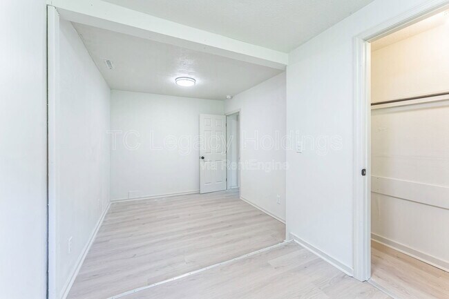 Building Photo - 415 Simpson Ave