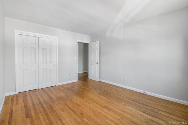 Building Photo - 846 Hartsdale Rd