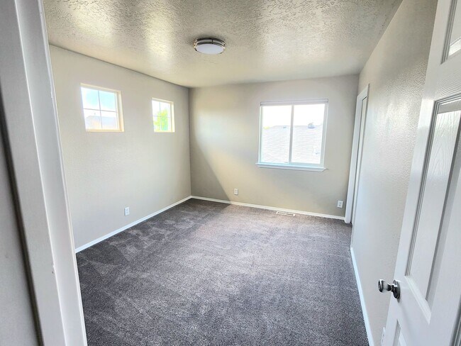 Building Photo - Move In Special- $500.00