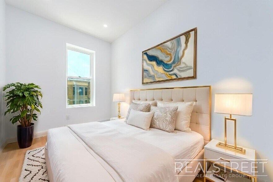 Building Photo - Brand New 4 bed 2 bath in Ridgewood Townho...