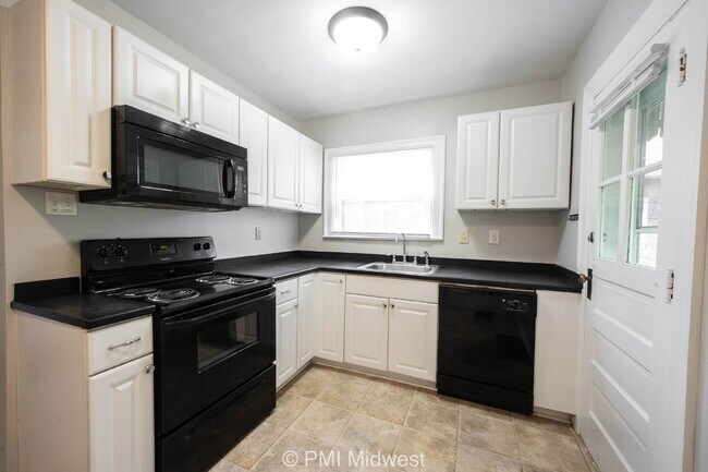 Building Photo - "Charming 3-Bedroom Retreat with Hardwood ...
