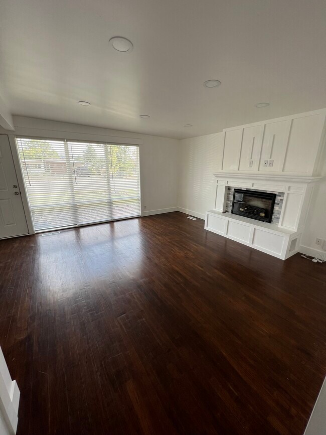 Building Photo - 825 E Larkspur Dr