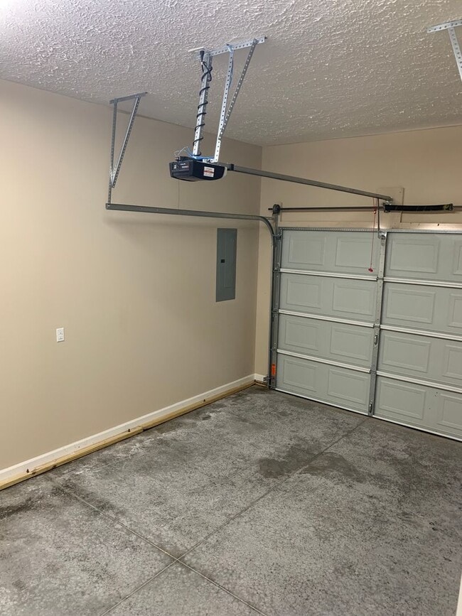 Building Photo - 3 Bedroom, 2 Bath Home Located in Manchester