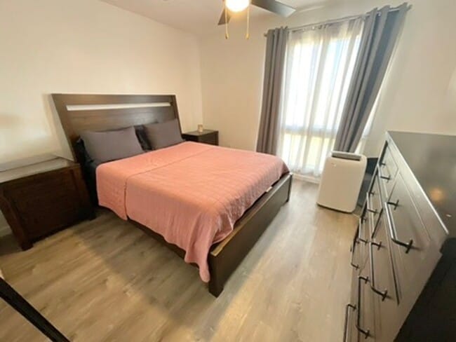 Building Photo - 2 bed 2 bath, Private yard, 2 parking stalls