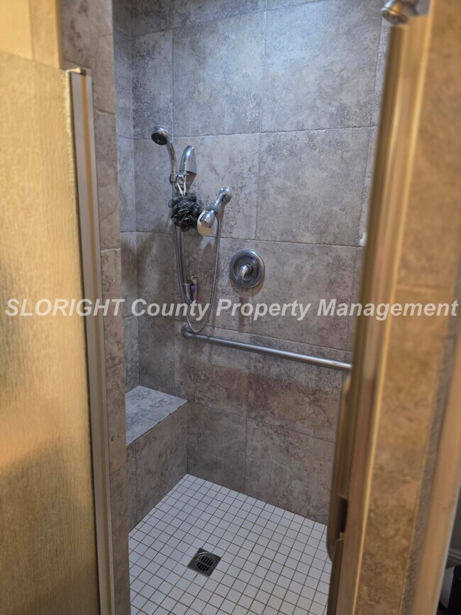 Building Photo - AVAILABLE NOW - 2 Bed/ 1 Bath Atascadero Home