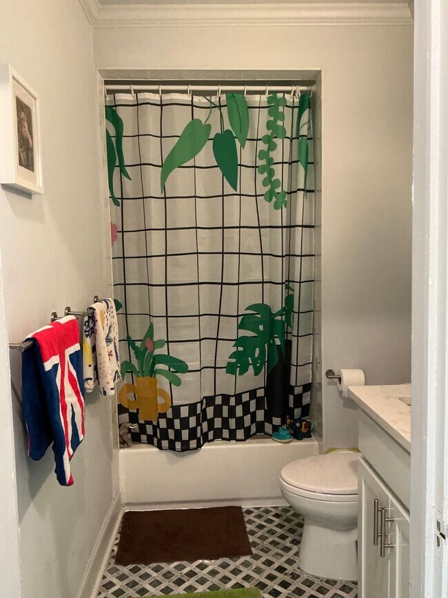 Building Photo - Charming 3 bedroom/ 2 bathroom Home Close to UGA and Hospitals!