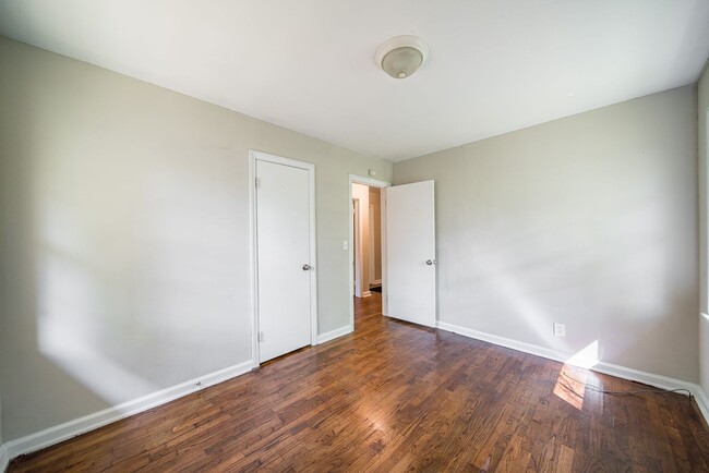 Building Photo - Half Off 1st Month's Rent!!