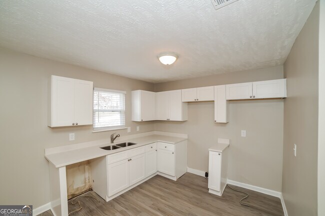 Building Photo - 5885 S Quail Dr