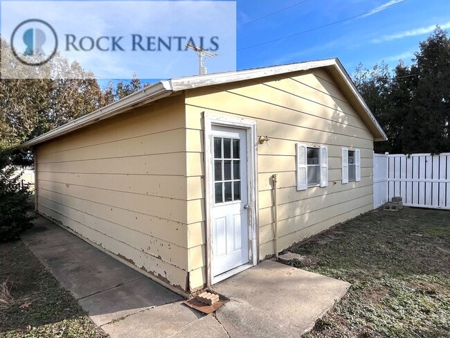 Building Photo - Beautifully Updated 4 Bed 2 Bath in South Hutchinson