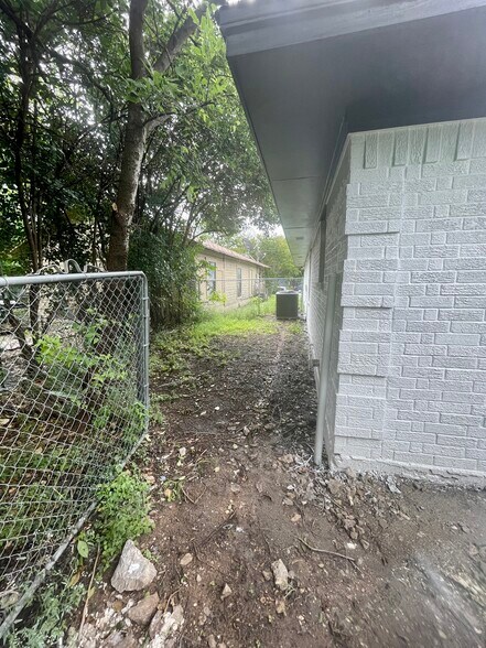 Backyard/Side Dog Run with a gate - 1829 Wood Ave