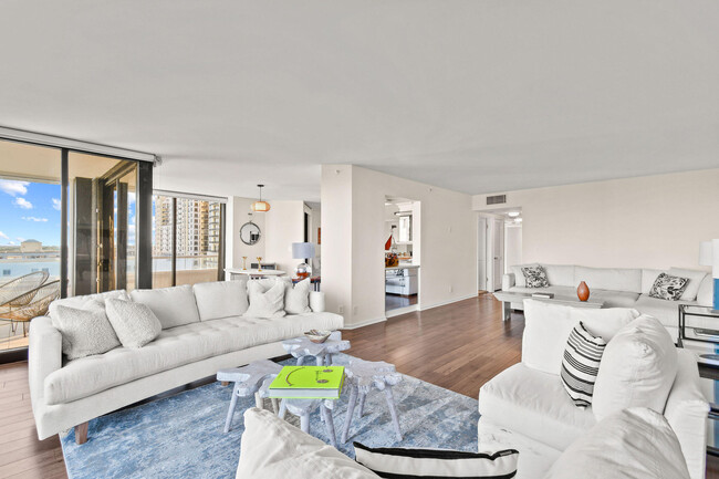 Building Photo - 529 S Flagler Dr
