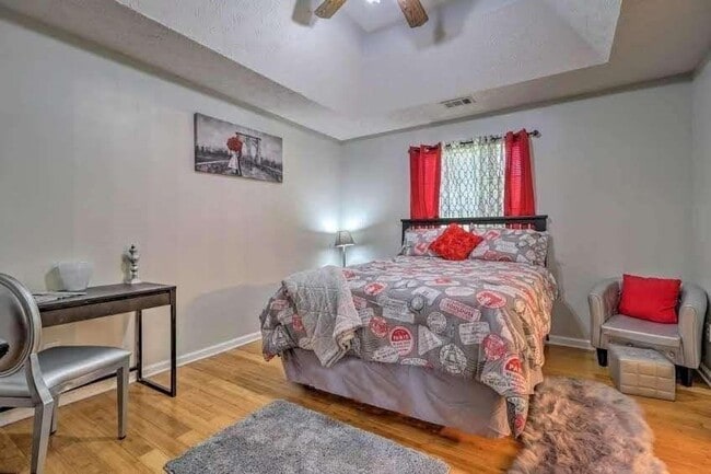 Building Photo - 483 Oak Dr SE