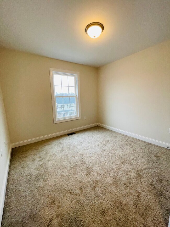 Building Photo - End Unit Townhouse for Rent