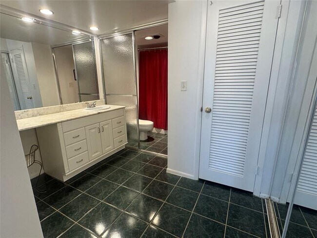 Building Photo - 405 N Ocean Blvd