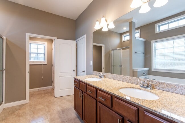 Building Photo - 4 Bedroom 2 Bath in Fisherville!