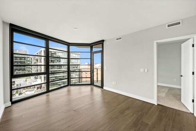 Building Photo - 6 Minute Walk to the Metro! 25 Minute Walk...