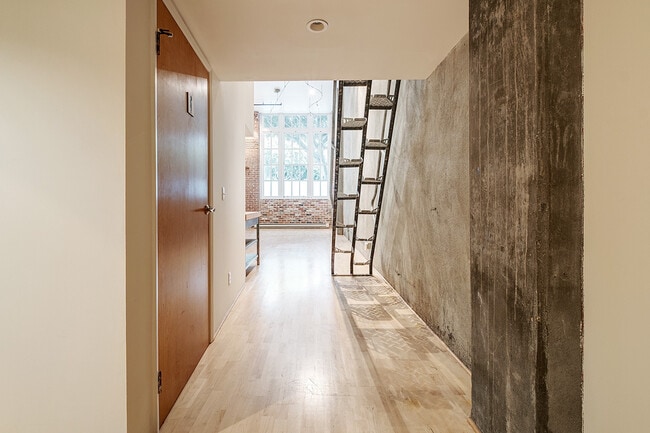 Building Photo - 461 2nd St