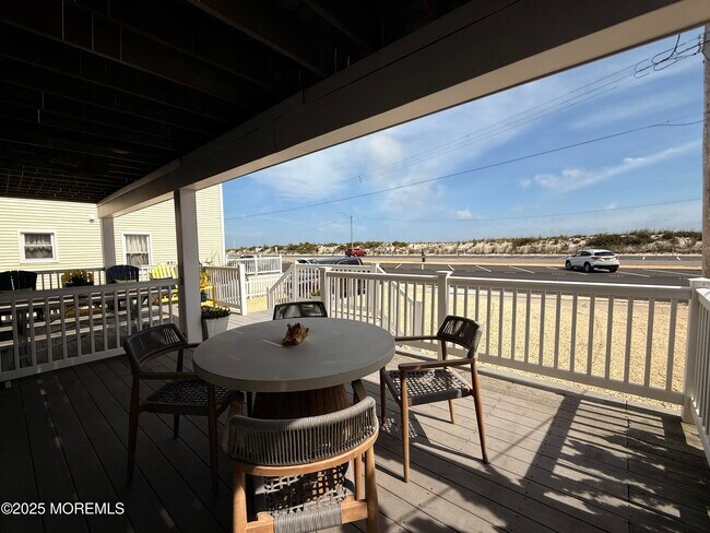 Building Photo - 1109 N Ocean Ave