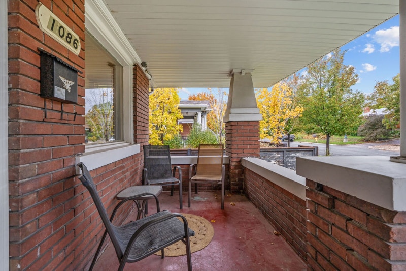 Building Photo - 1086 S Lk St