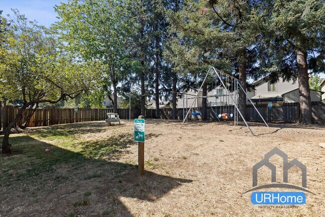 Building Photo - First Month FREE! Spacious 2BD/1.5BA Townhome in SE Portland - Move-In Ready