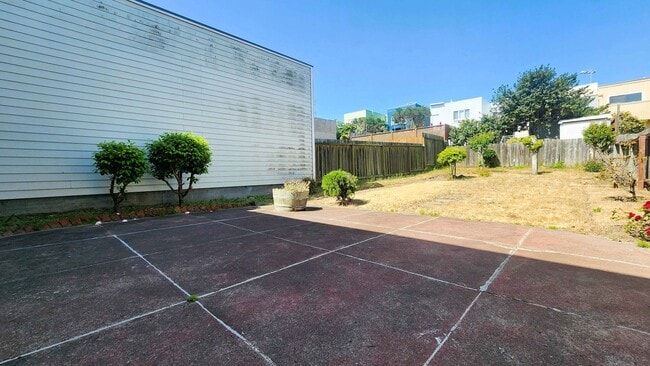 Building Photo - Sunset Single-Family Home Available for Le...