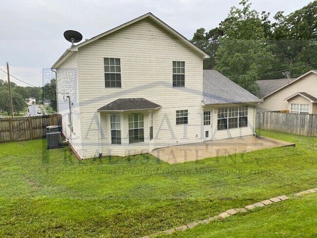 Building Photo - West LR Home