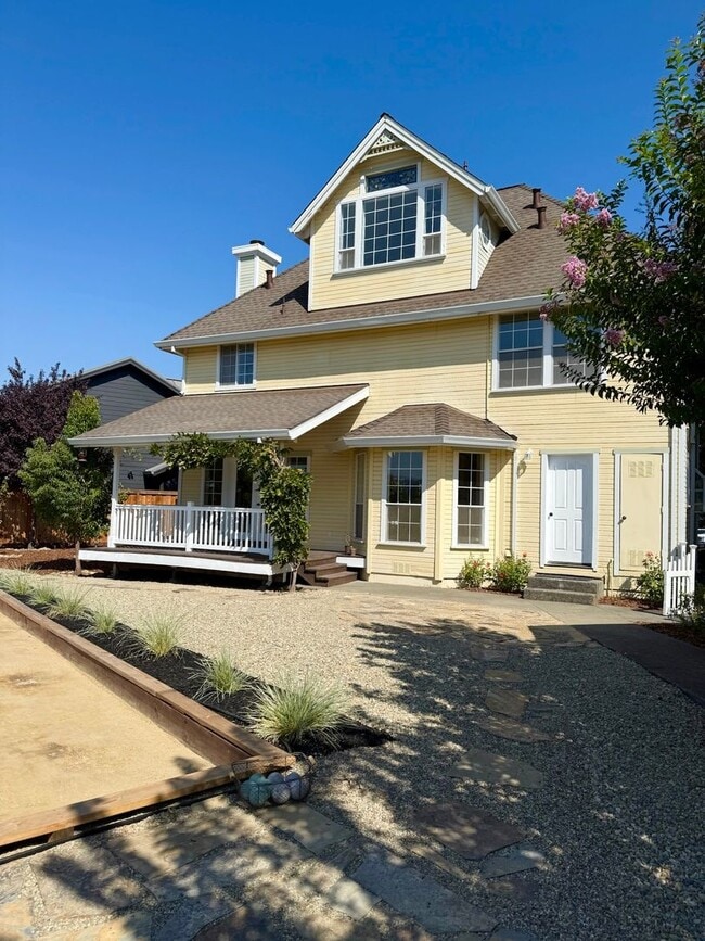 Building Photo - Pet Friendly! Walk to Downtown