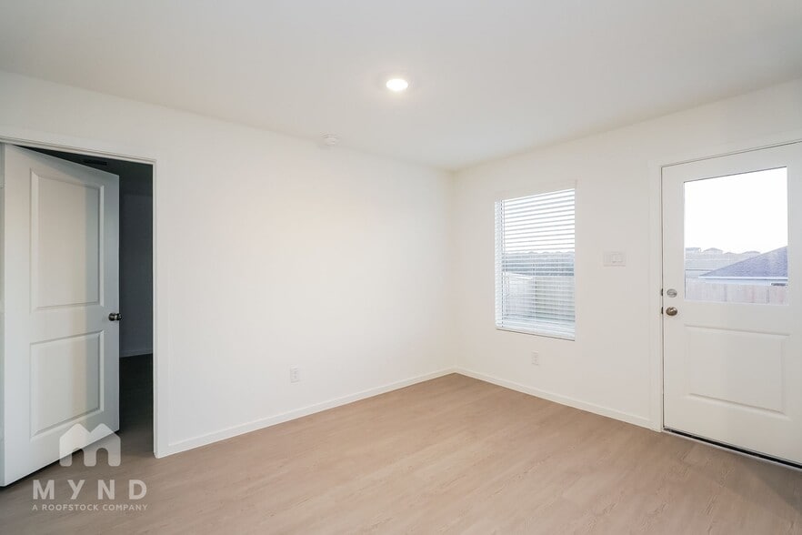 Building Photo - 2729 Ctr Crk Ln