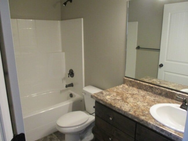 Building Photo - 3 bed - 2.5 bath - Newer town home living ...