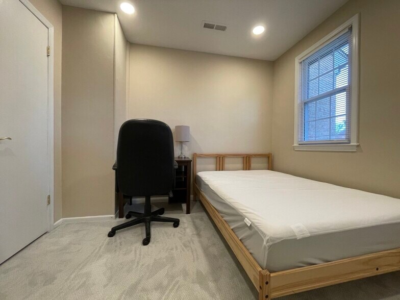 Building Photo - 10540 Assembly Dr