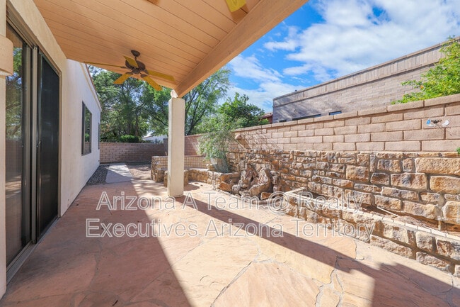 Building Photo - 352 S Vía De Los Rosales