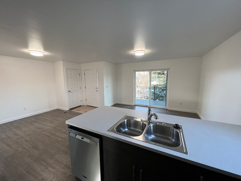 Building Photo - 502 10th Ave W