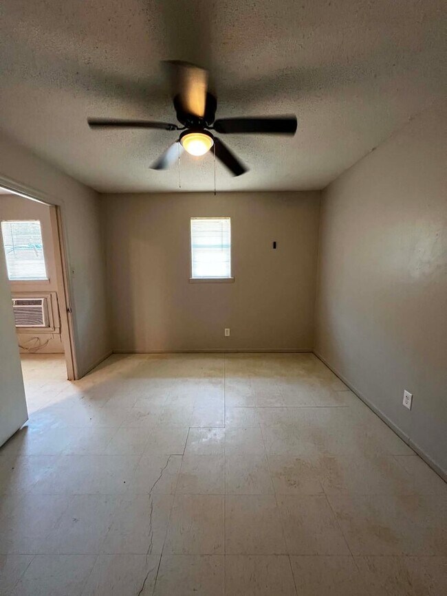 Building Photo - 1004 Co Rd 3771