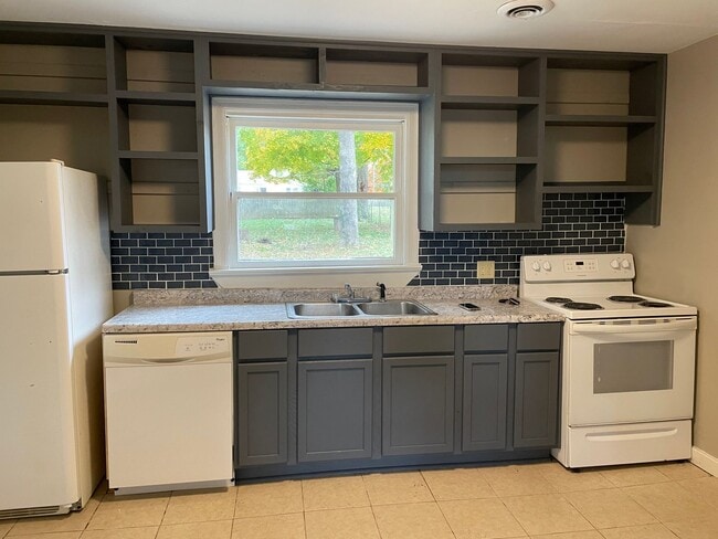 Building Photo - New kitchen!  3 beds, 1 bath large fenced yard