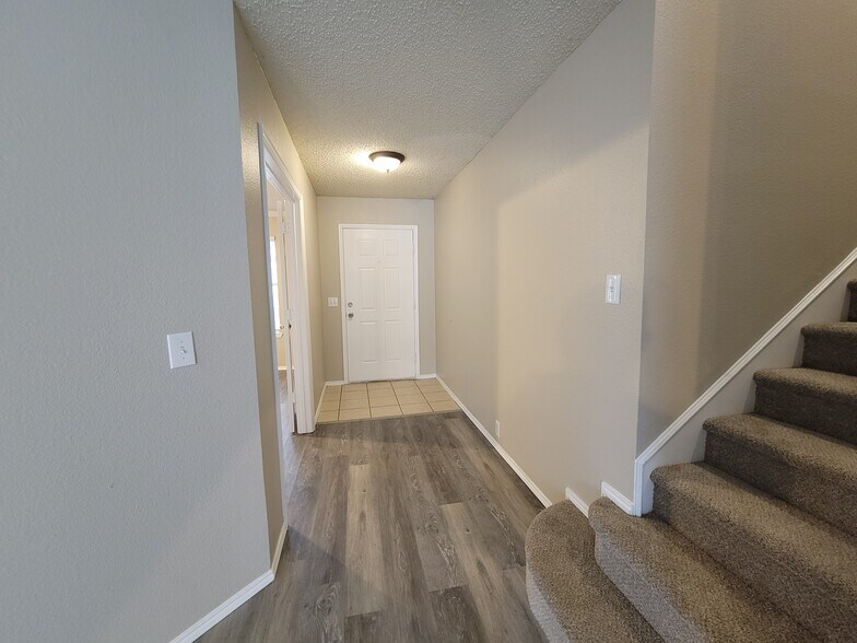 Building Photo - 4203 Falcon Dr