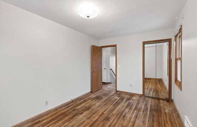 Building Photo - Charming 4-Bedroom Blaine Home with Hardwood Elegance & 2 Full Baths - 1,620 Sq Ft of Comfort!